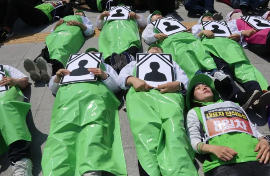 [경향신문] 올해 4월28일 첫 법정 산재노동자의 날…피해자들 “일하다 죽지 않는 세상 ...