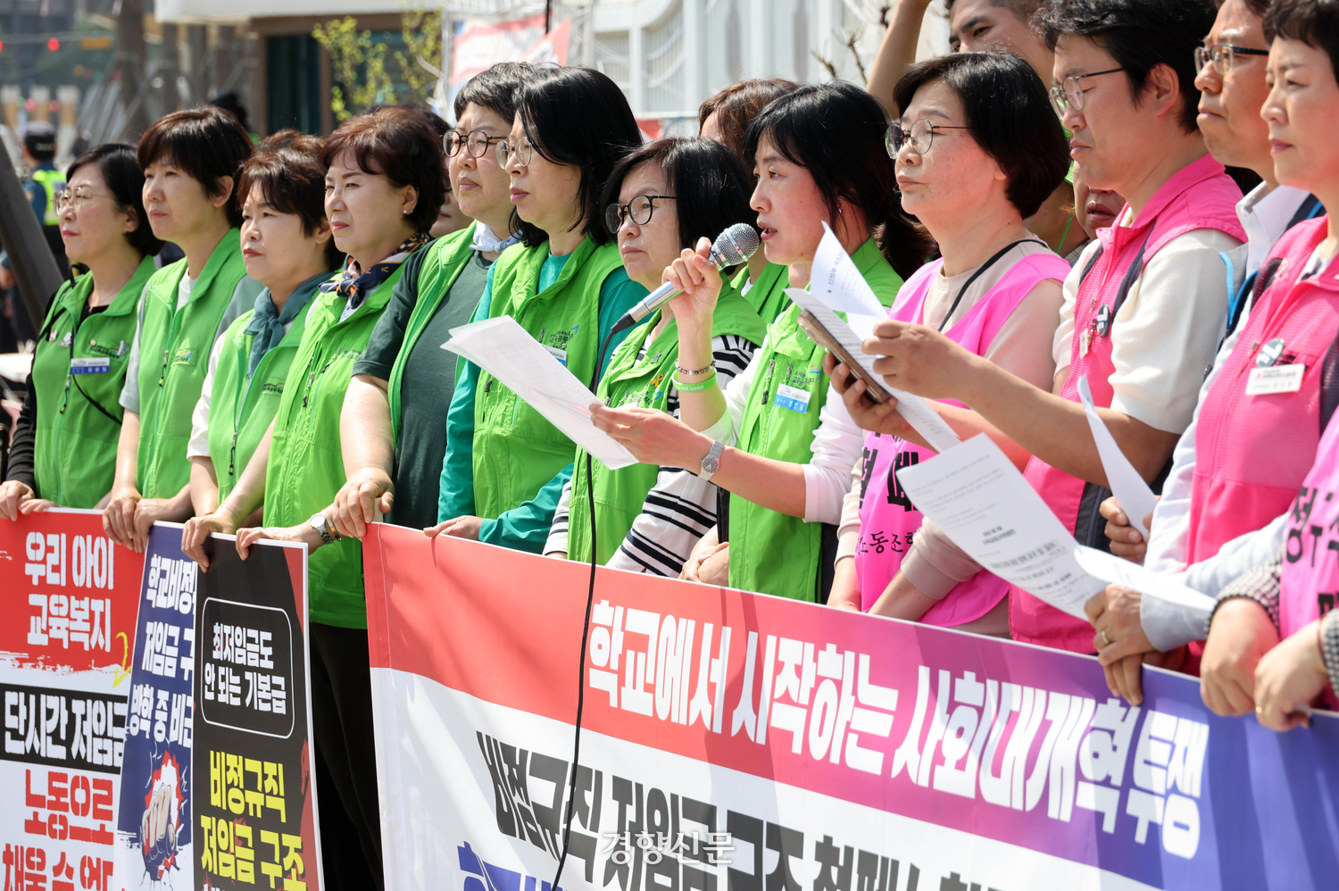 [경향신문] 학교에는 교사 말고도 ‘80여개직 종사자’들이 있습니다…누구일까요?